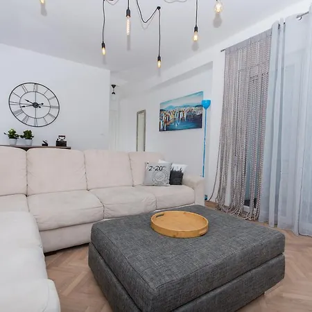 Mika1 アパート トロギール