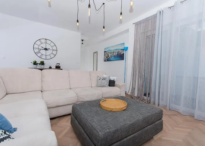 Mika1 アパート トロギール